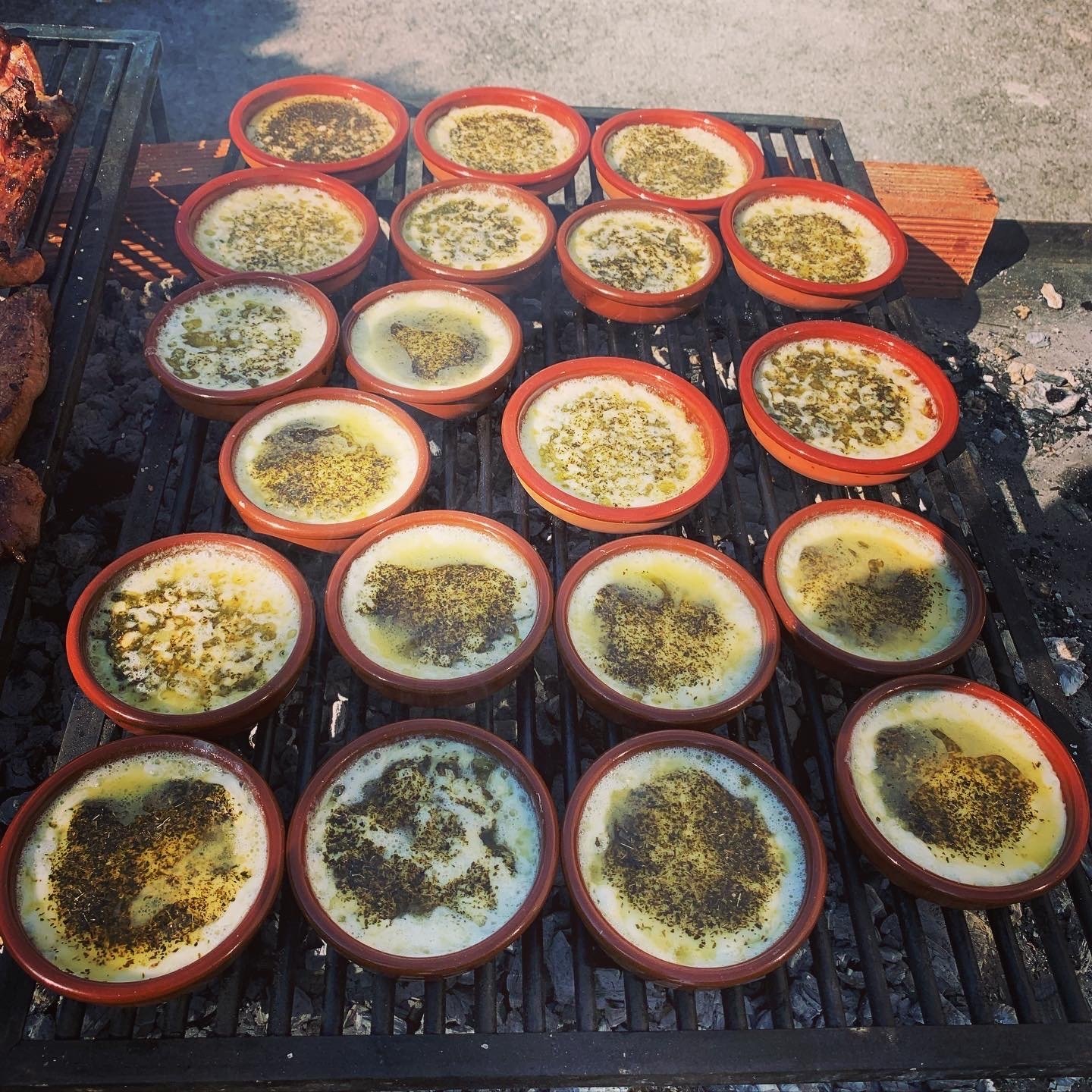 Cazuelas de provolone fundido con orégano sobre la parrilla